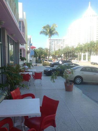 Collins Avenue Hostal *